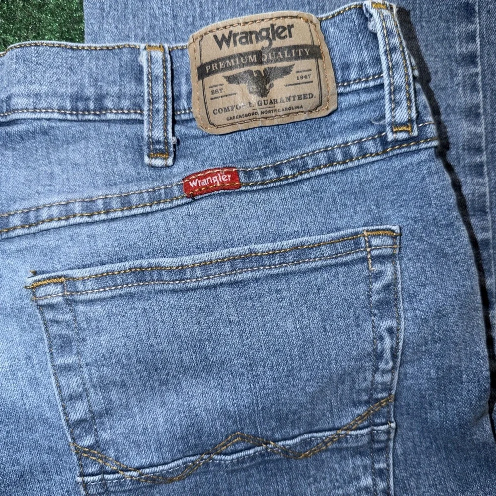 Wrangler Slim Straight Jeans Men's Size 36x30 Light Wash Blue Jeans Minor Flaw